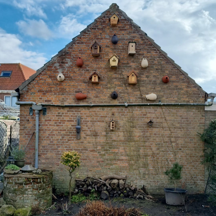 Gevel met nestpotten en nestkasten