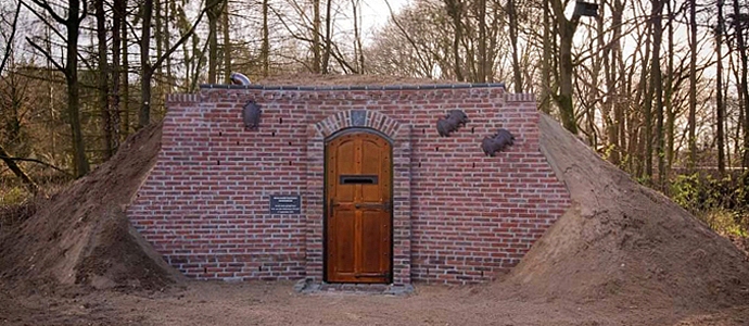 Vleermuispotten aan gevel vleermuiskelder